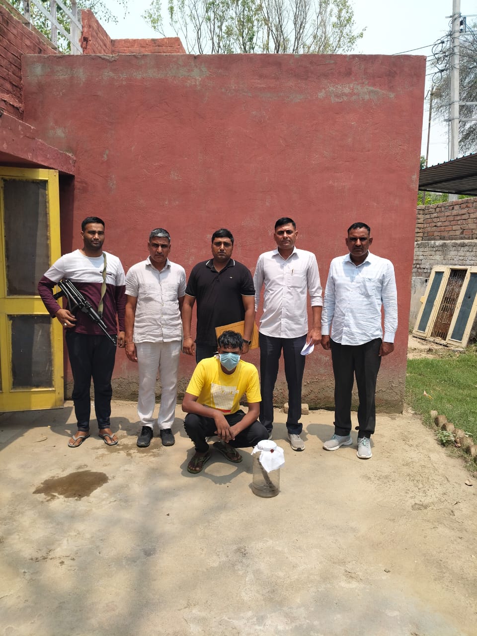 One arrested with illegal weapon, one country-made pistol and live cartridges recovered.